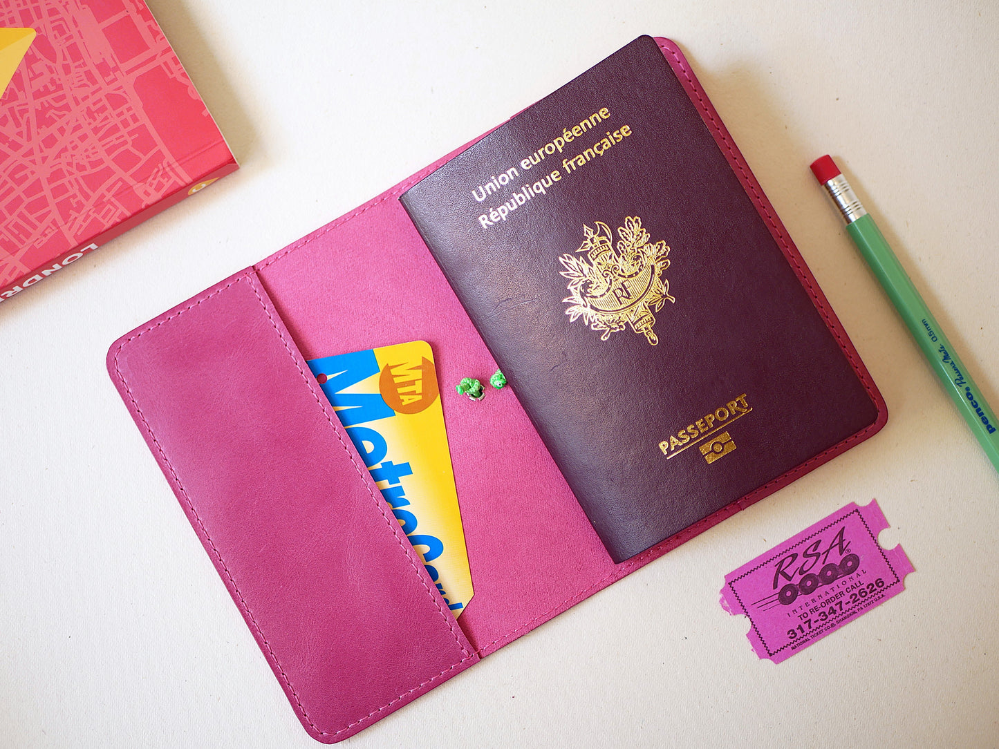 Protège-passeport en cuir personnalisable
